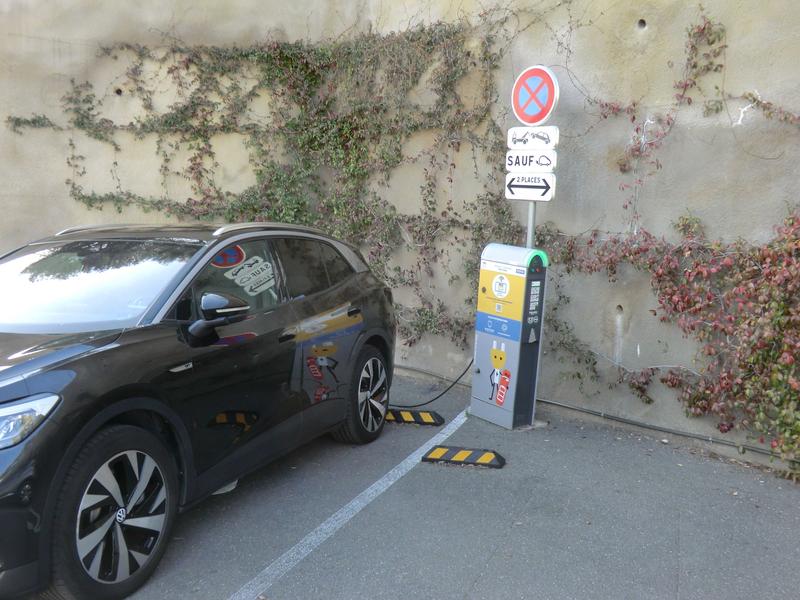 Borne de recharge pour votre voiture électrique a proximité du Gite 