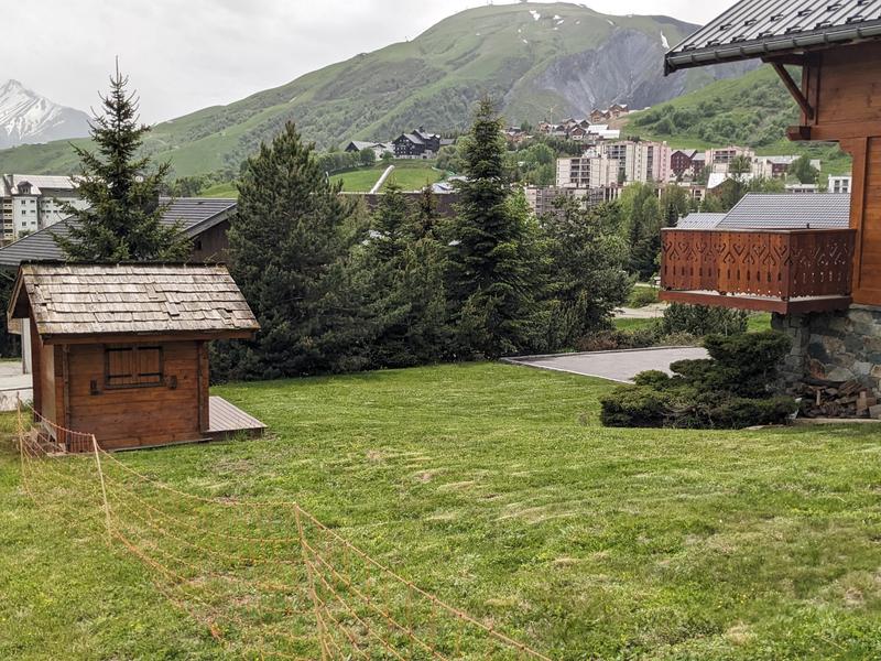 JARDIN ET PETIT CHALET