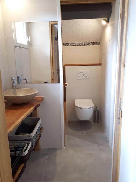 salle de bain/ WC séparé par porte coulissante