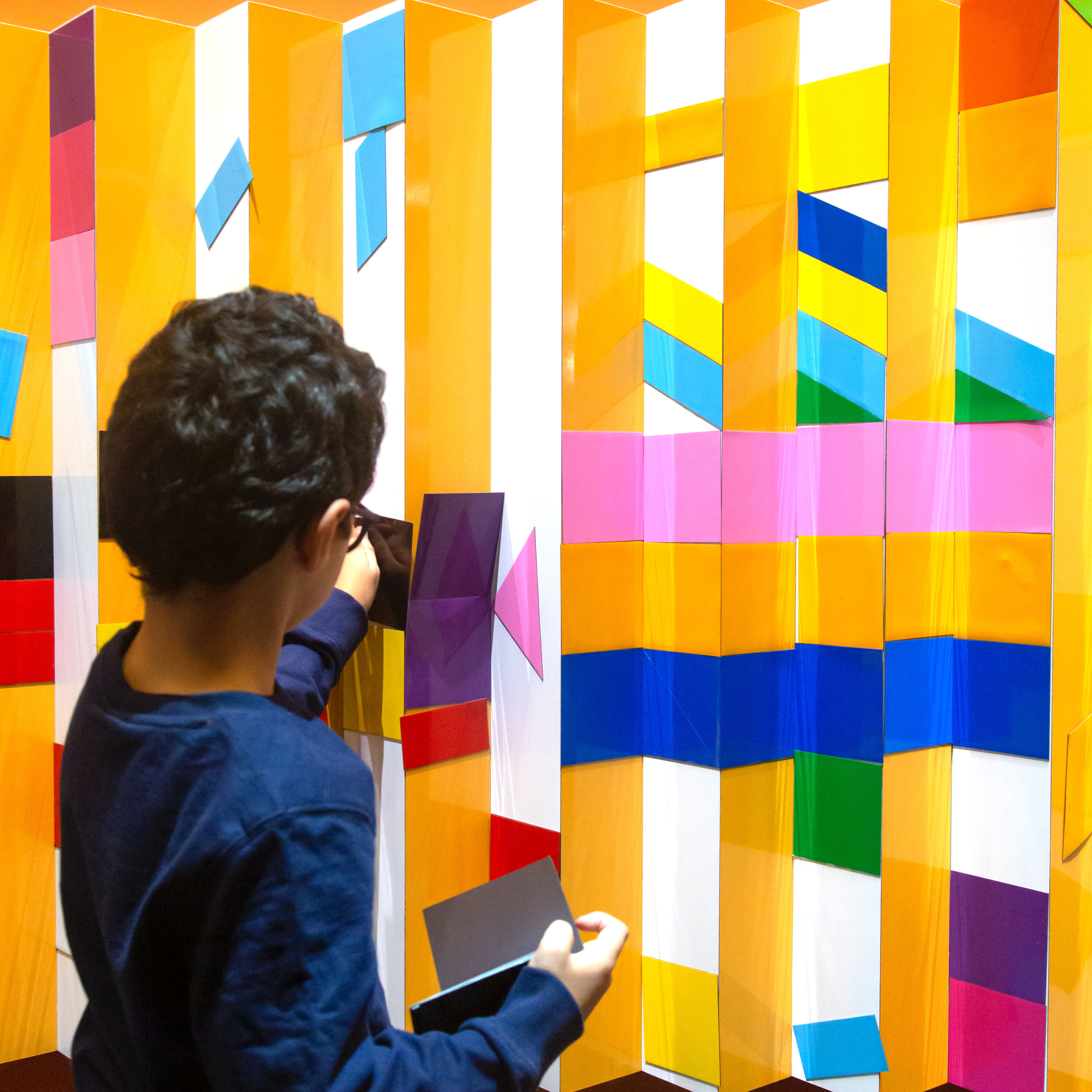 Enfant jouant avec les formes colorées