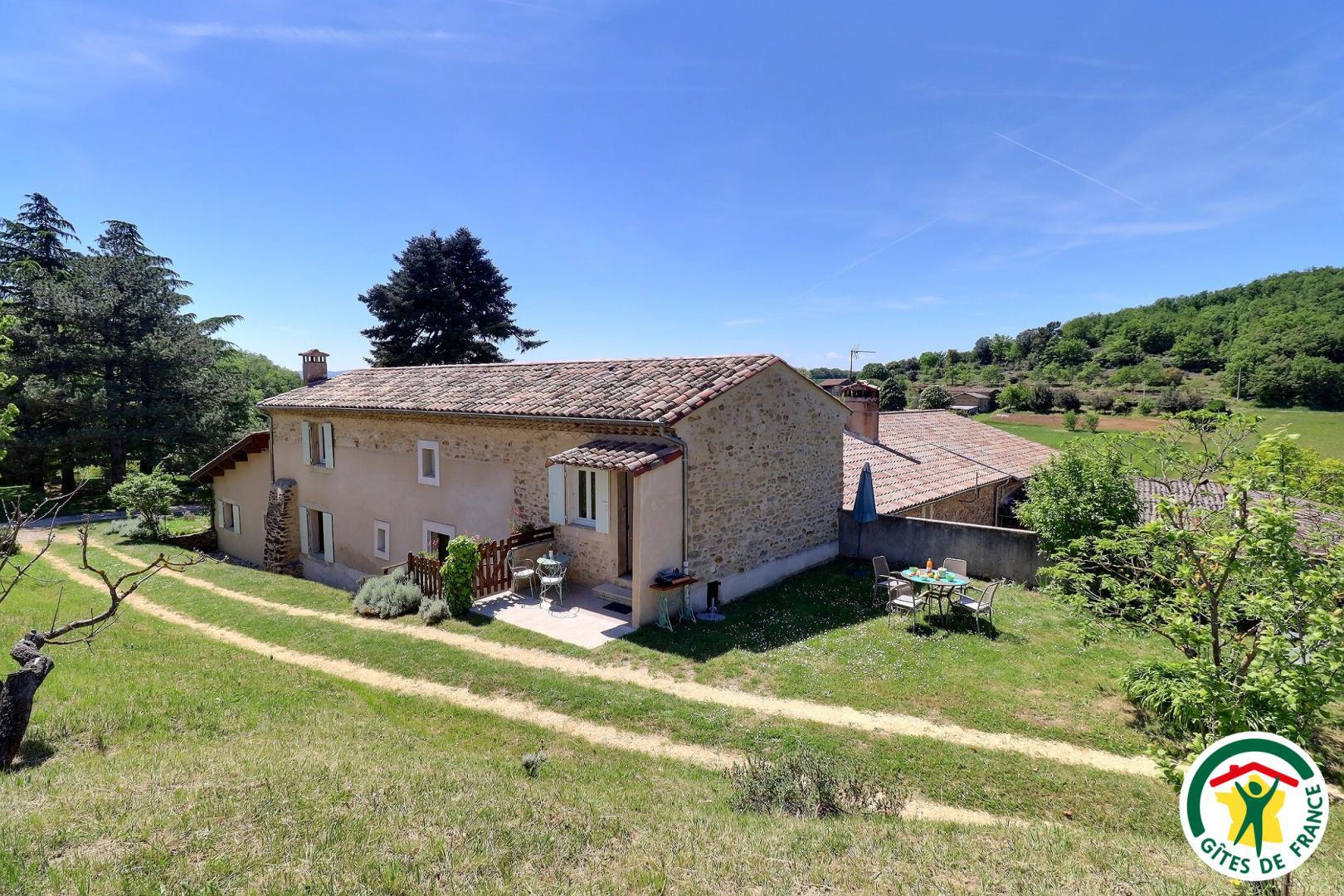 Le gîte. Le chemin qui passe devant le gîte est inutilisé, aucun passage.