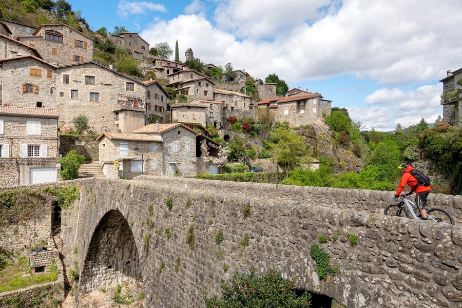 Jaujac - VTT sur le pont du Chastelas