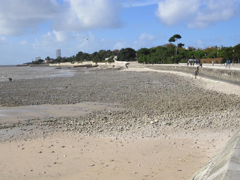 La plage de galets de l'Houmeau, à quelques kilomètres de l'appartement.