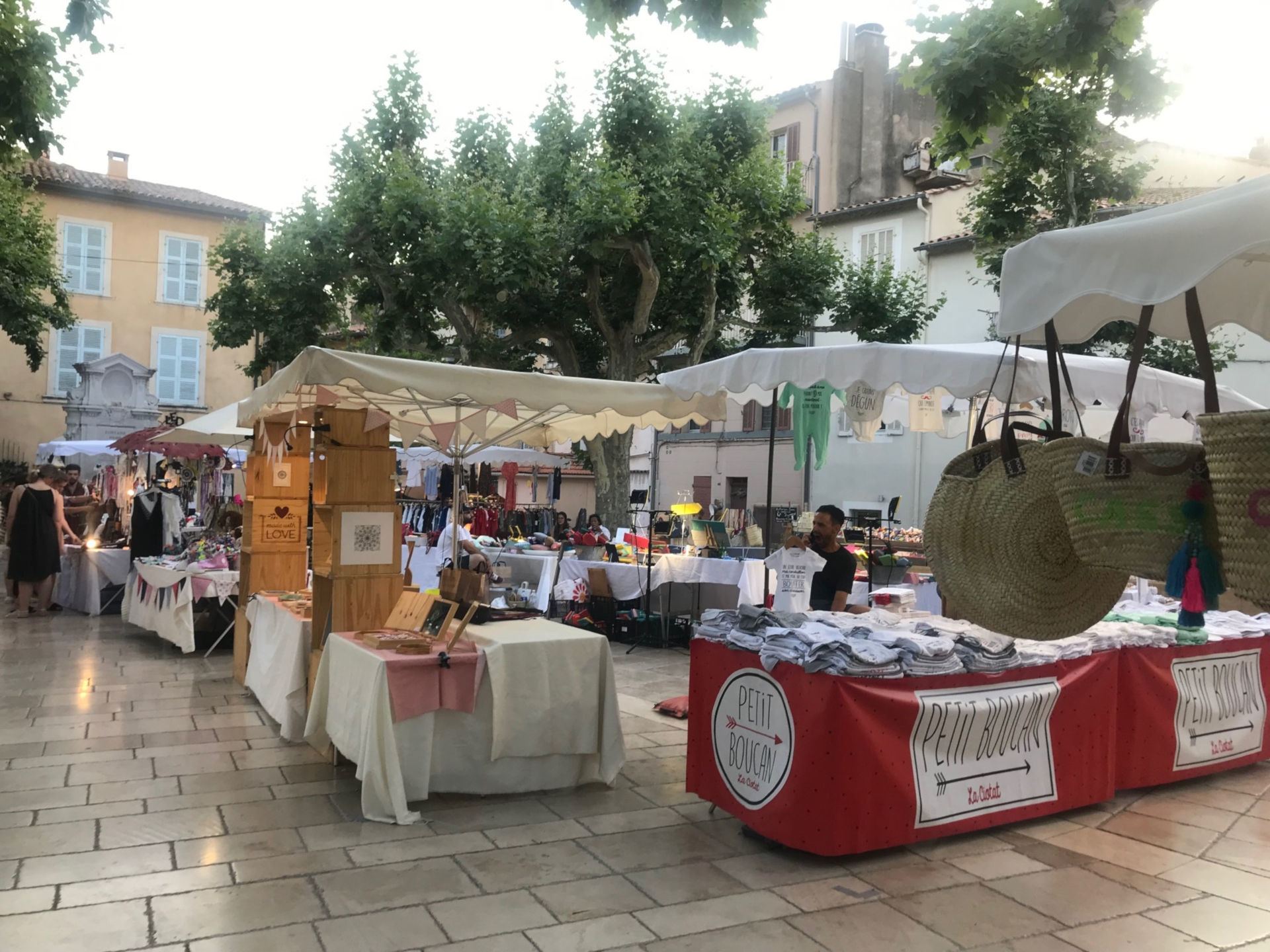 Marché nocturne de Cassis