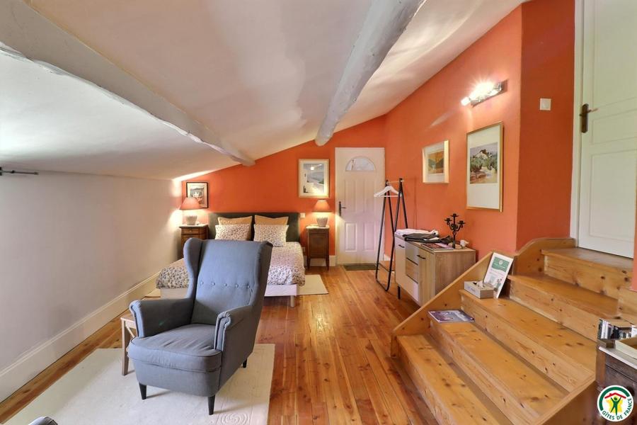 Chambre climatisée ARDECHE : lit queen size 160x200cm (1er étage) Chambre climatisée ARDECHE : lit queen size 160x200cm (1er étage)