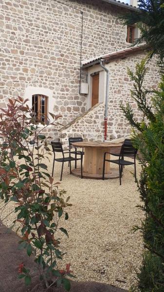 Gîte \'Le Relais d\'Avauges\' à ST ROMAIN DE POPEY (Rhône, Beaujolais, proximité de l\'Arbresle et Tarare) : terrasse extérieure et entrée du gîte.