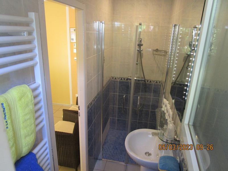 Salle d'eau chambre grande bleue