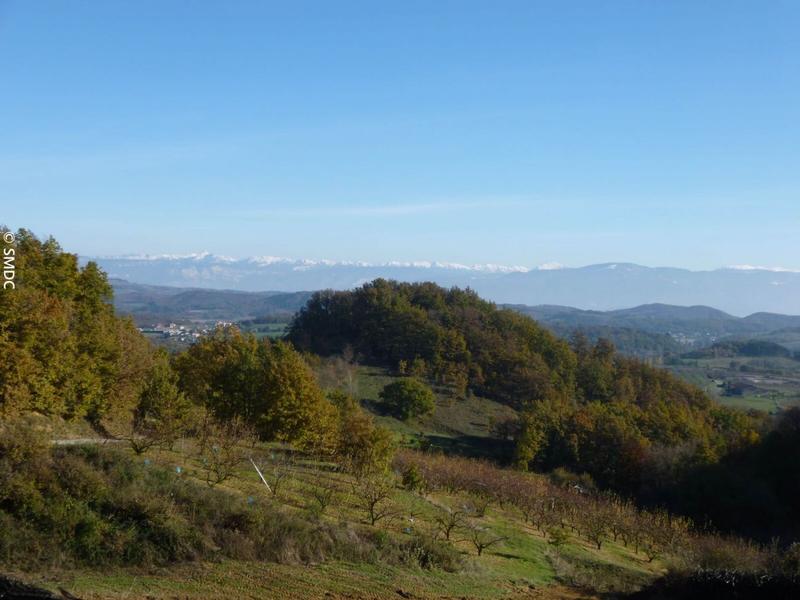Par les croix bleue et rouge