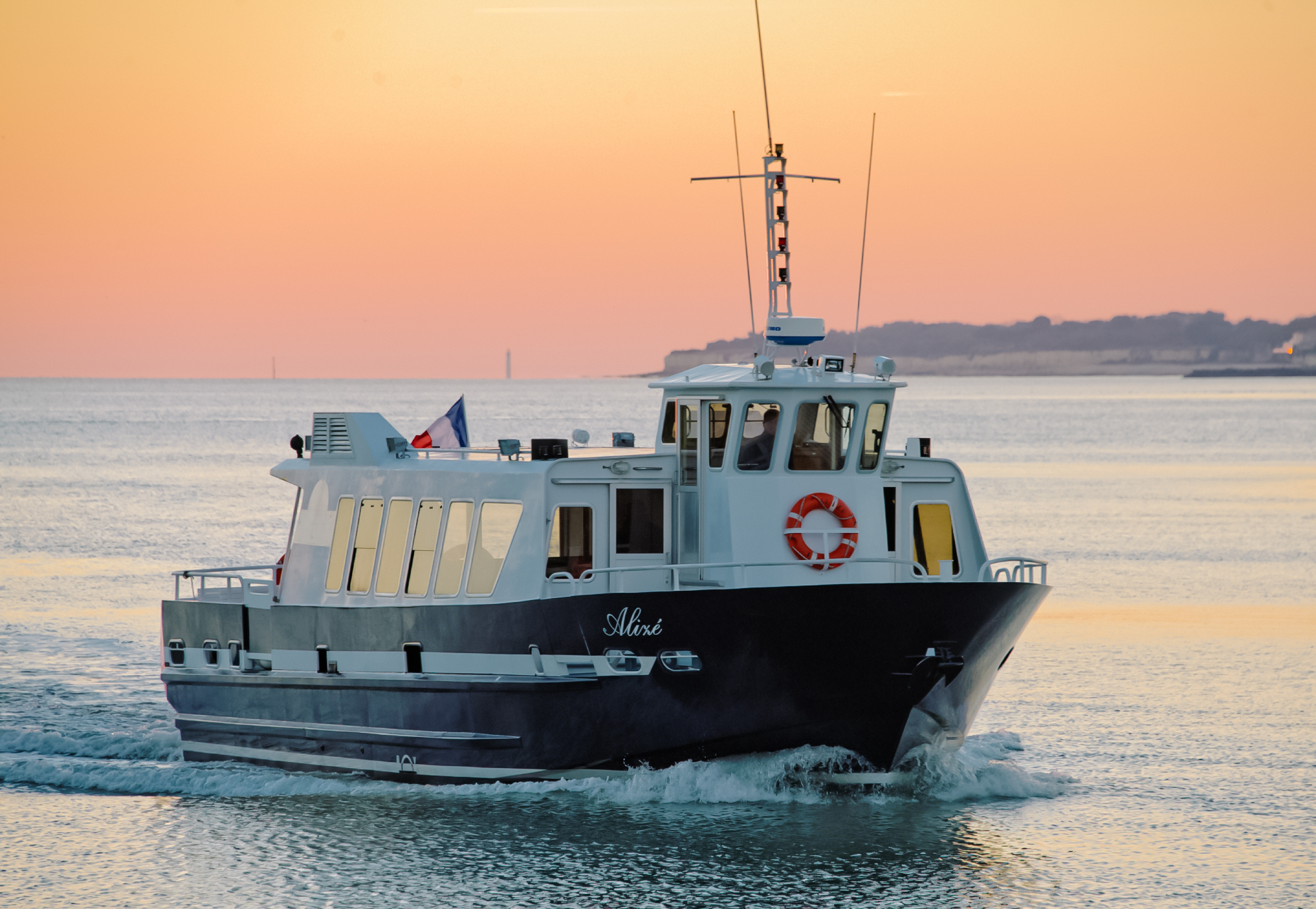 Escapade sur Fort Boyard au soleil couchant - La Rochelle Croisières