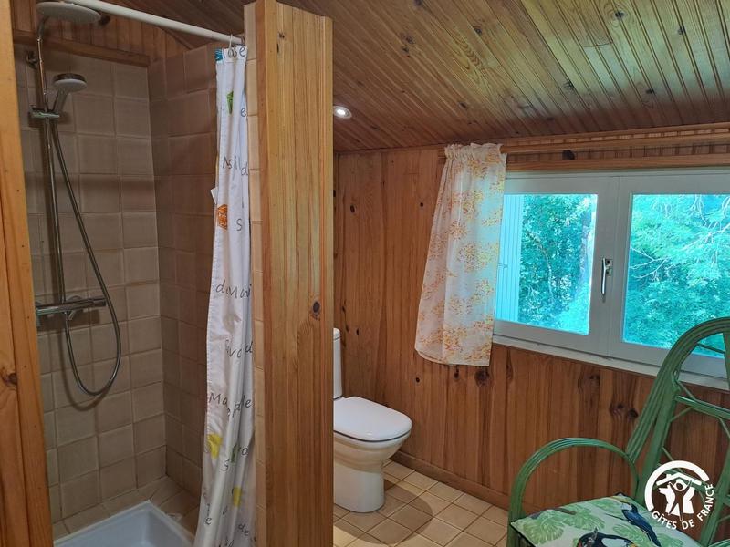 Le gîte du Tilleul de Bressolles - Le Bez - Gîtes de France Sud - salle d'eau étage