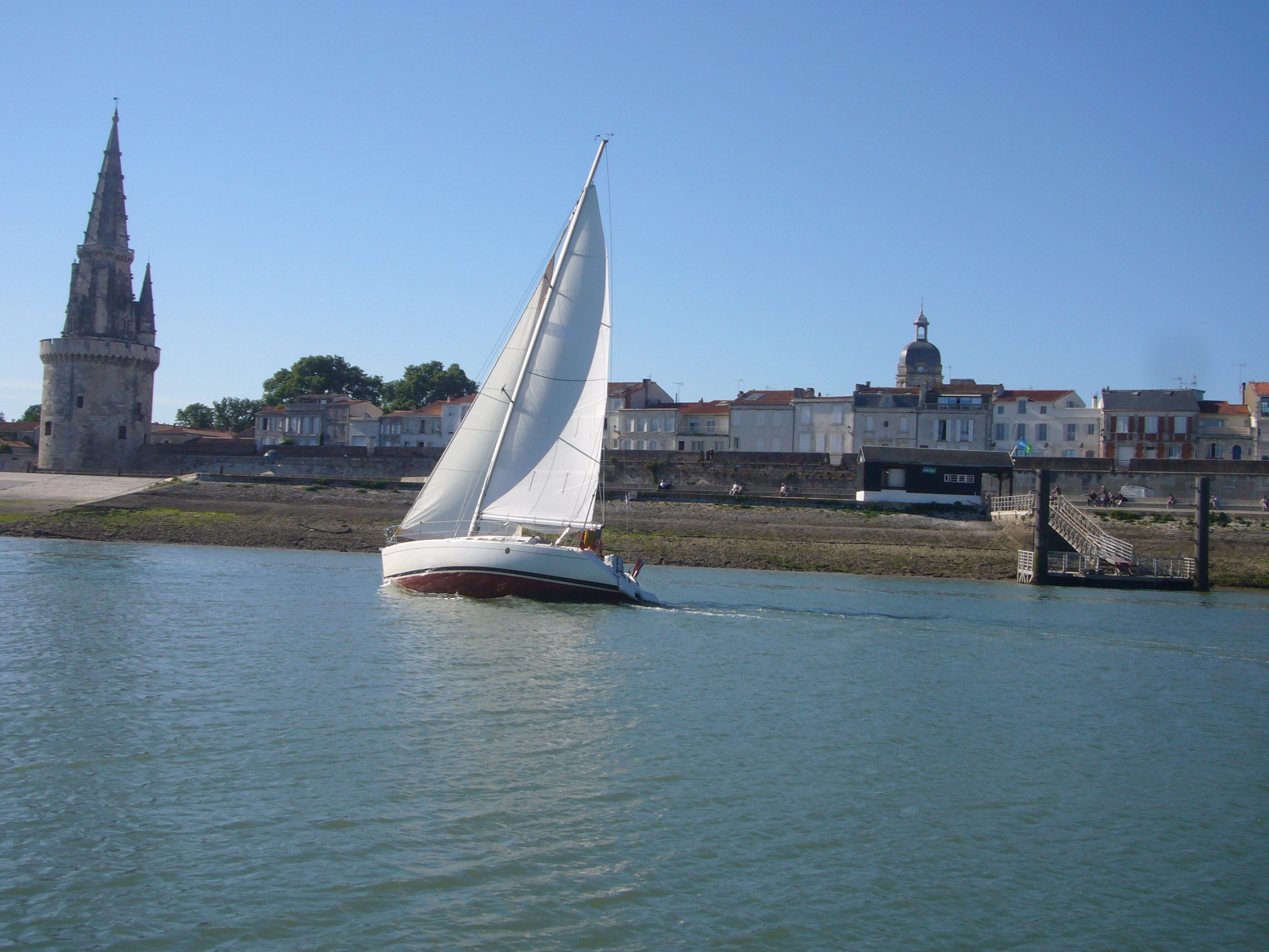Un voilier en navigation, devant la tour de la Lanterne.