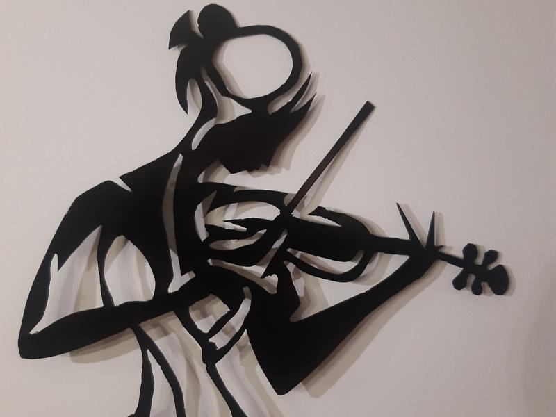 Représentation dune violoncelliste en métal