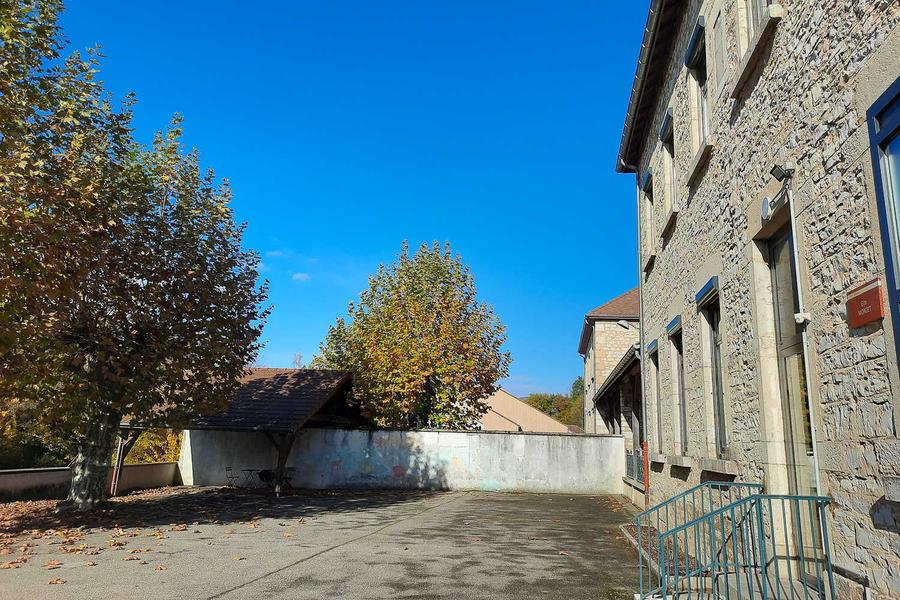 La cour du gîte Morget La cour du gîte Morget