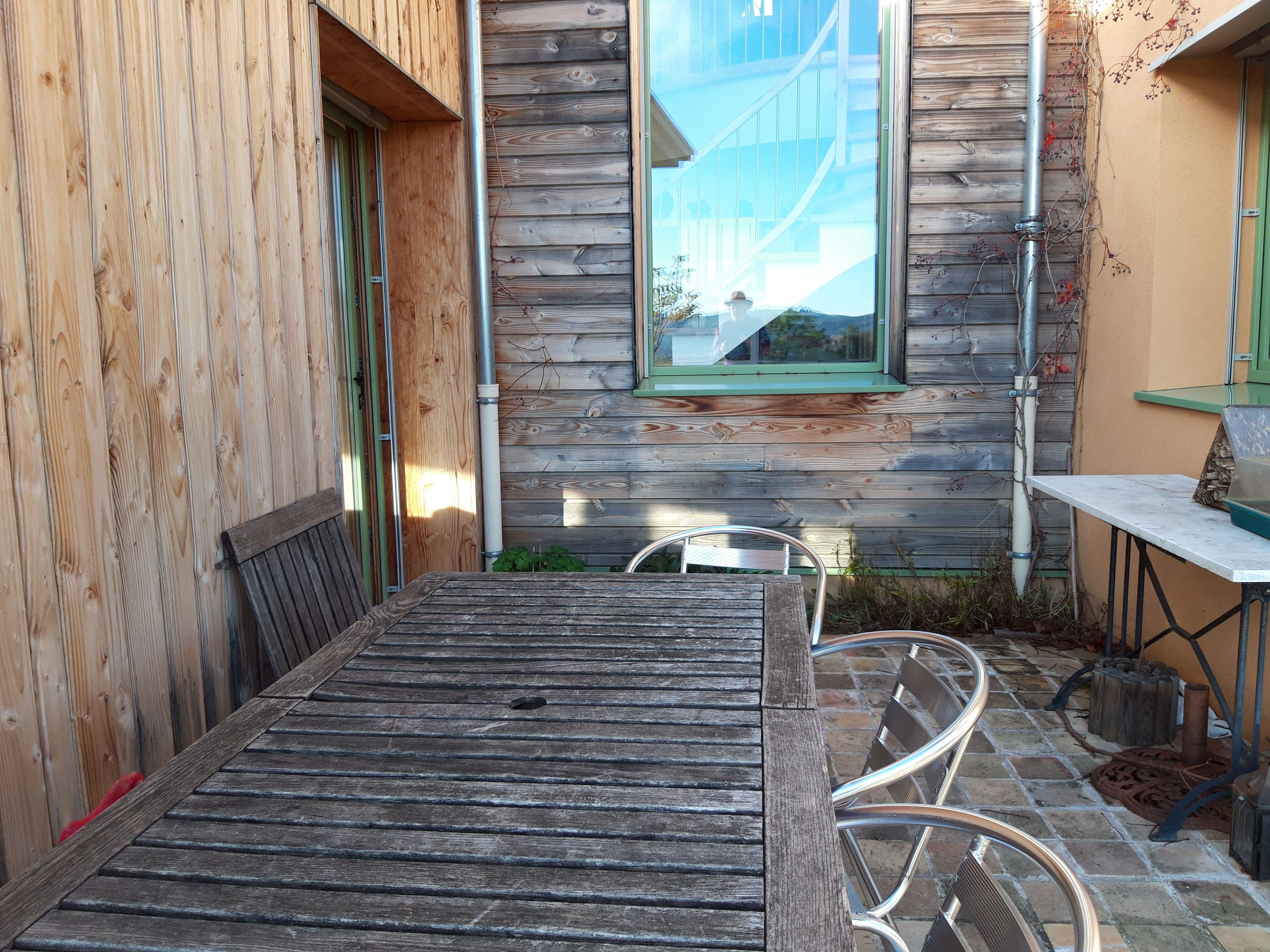 A l'ombre pour manger dehors en été, c'est parfait.