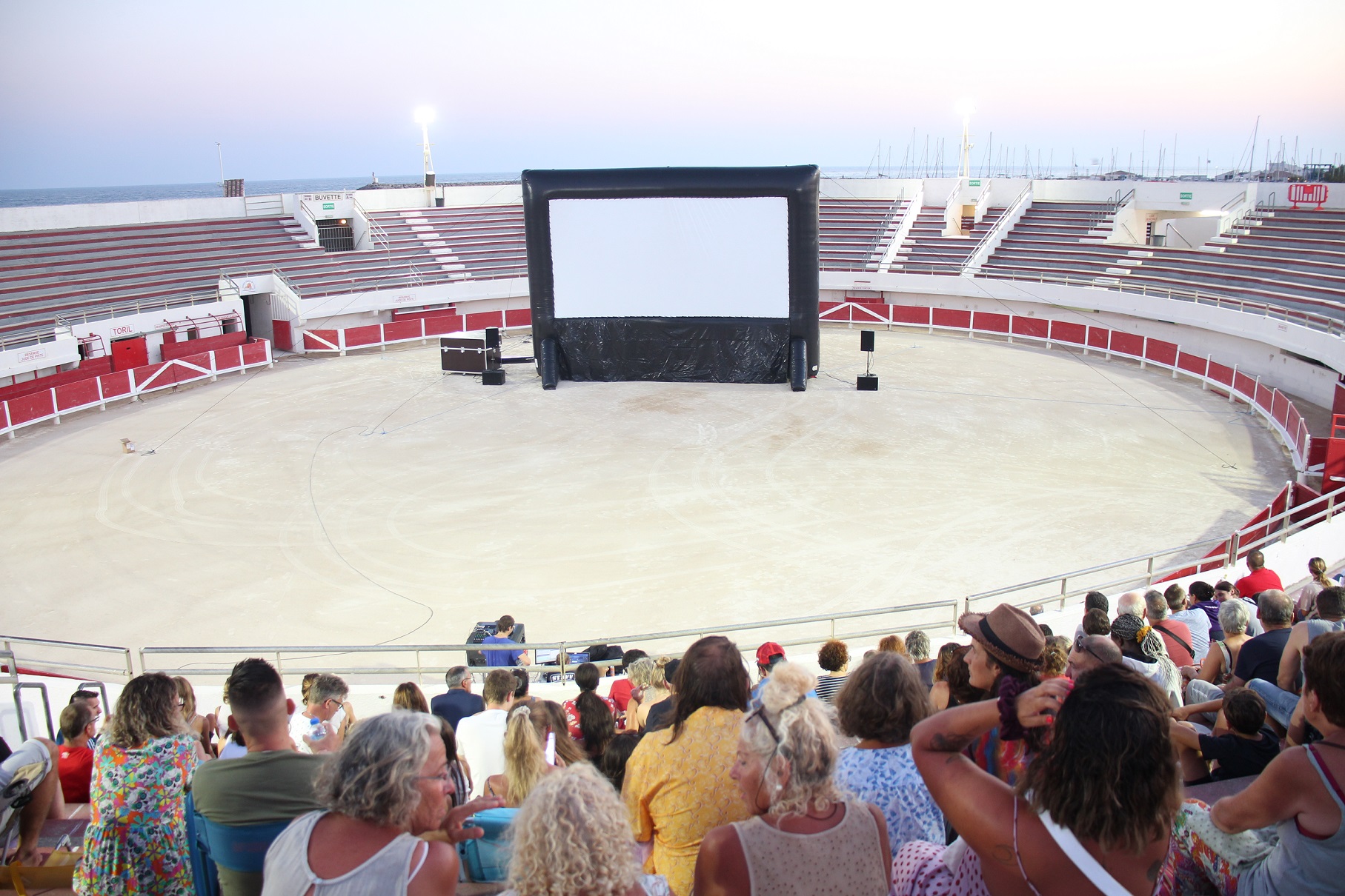 Cinéma en plein air aux arènes