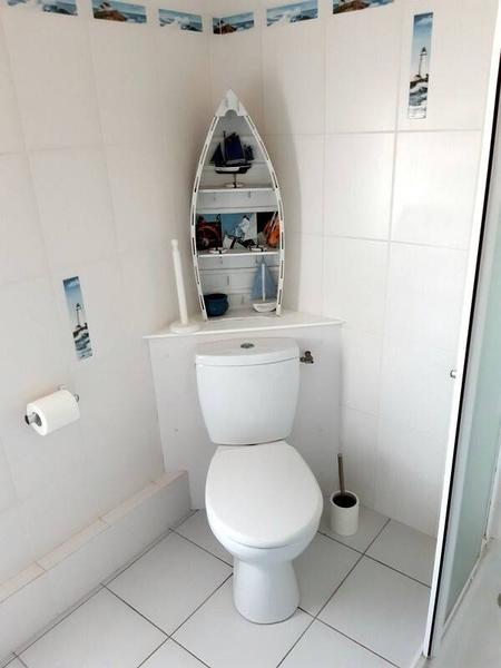 Toilette dans la salle d'eau