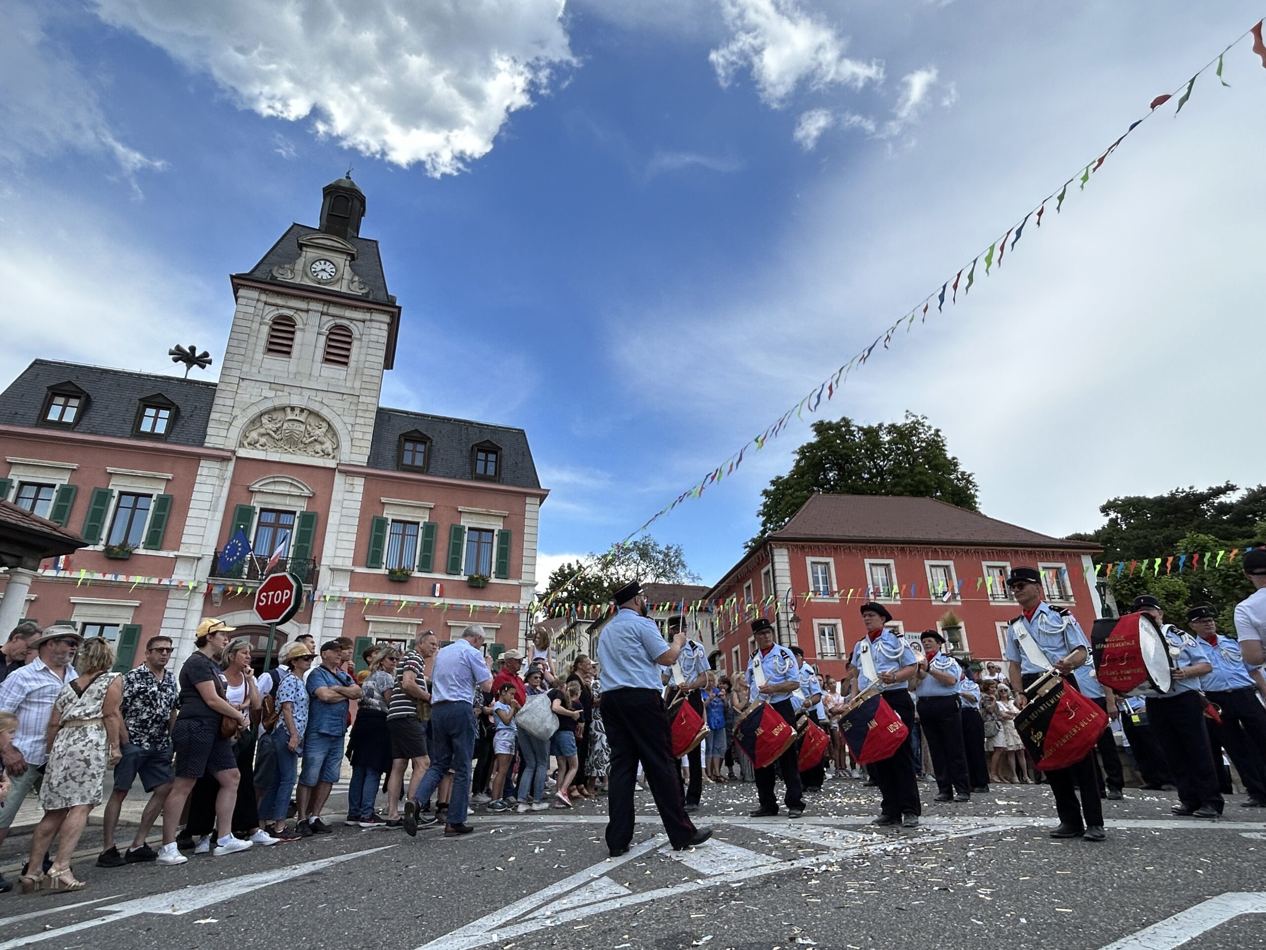 Fanfare défilant dans la ville