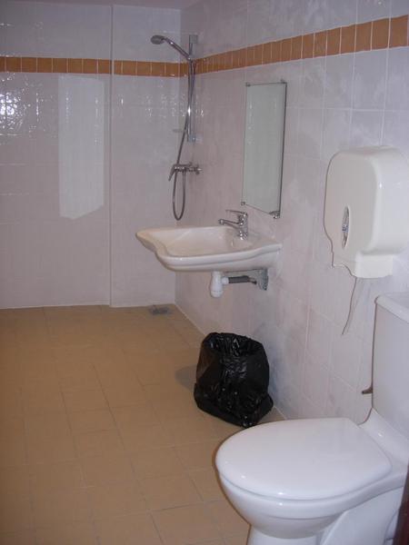 Grange des Tilleuls - Sanitaires PMR - Gîtes de Groupe d'Etape - Roure - Alpes-Maritimes