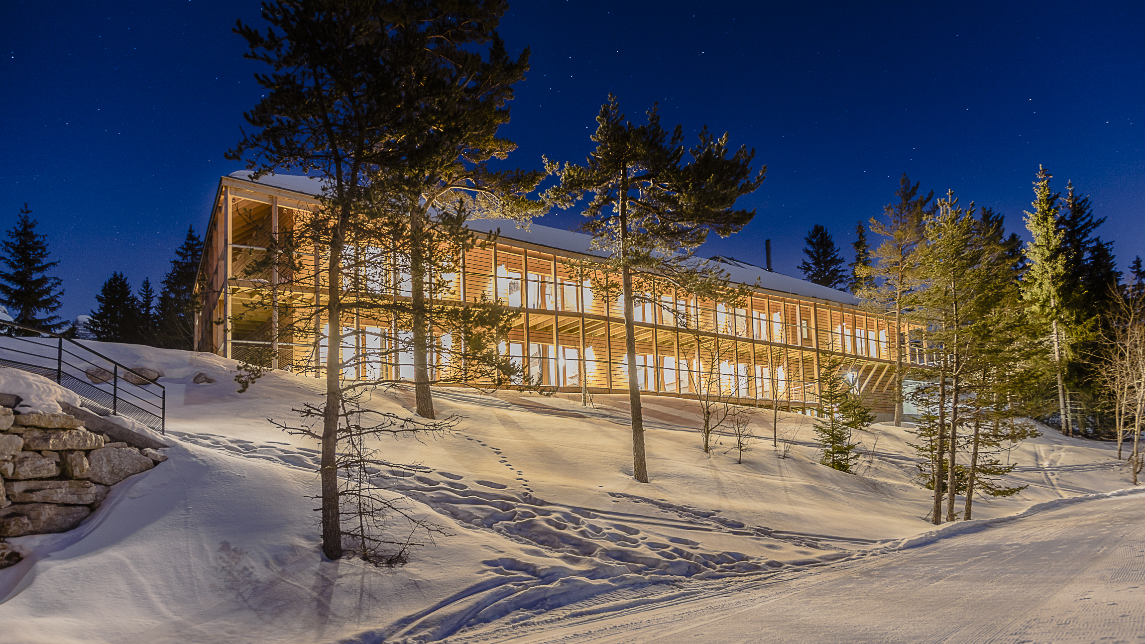 Bâtiment en bois sous la neige, en hiver