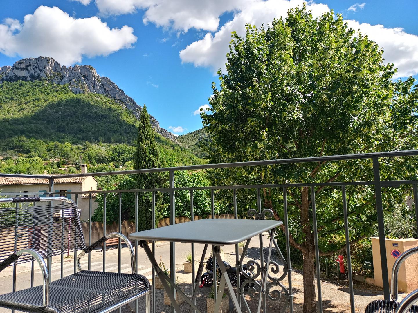 balcon côté rue - vue sur le Saint Julien