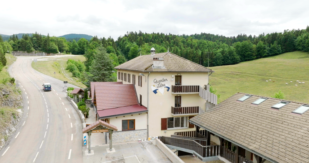 L'auberge, Hostel Quartier Libre, vue depuis la sublime route de Combe Laval