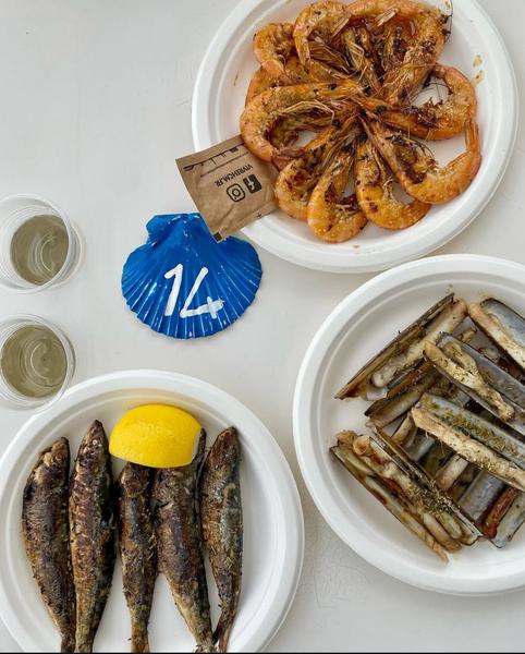 Une assiette d'huitres, un de crevettes, et une de couteaux.