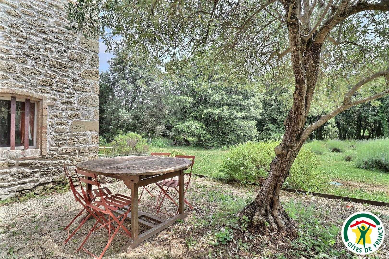 La terrasse privative au gîte, sans vis à vis, vue sur la truffière et les lavandes