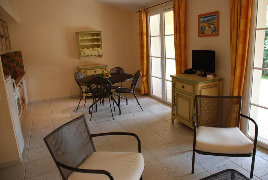 Cuisine équipée avec coin repas