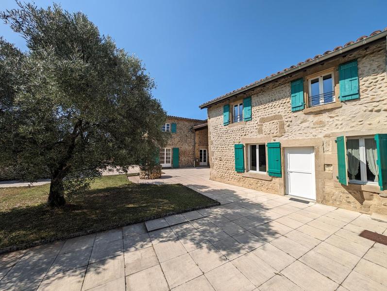 La façade du gîte Provence avec une double exposition: est et ouest.