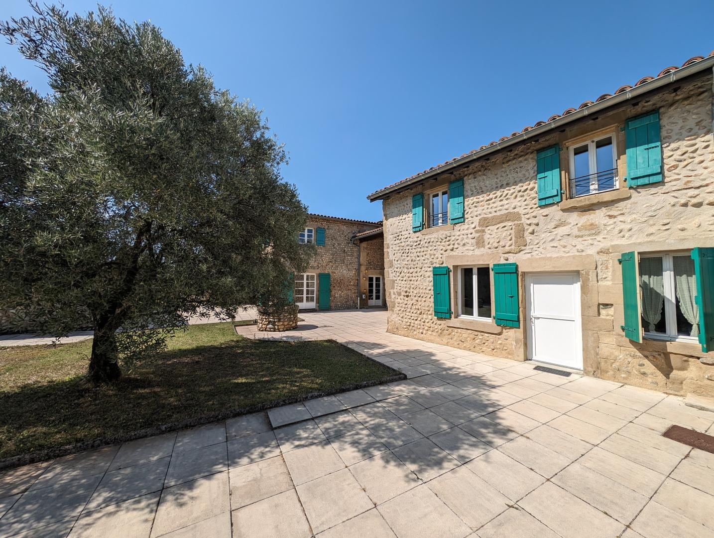 La façade du gîte Provence avec une double exposition: est et ouest.