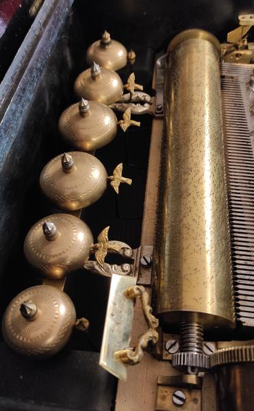 Boite à musique avec timbres