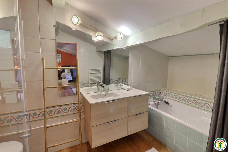 Chambre ARDECHE : salle de bain avec douche, baignoire, WC suspendu Chambre ARDECHE : salle de bain avec douche, baignoire, WC suspendu