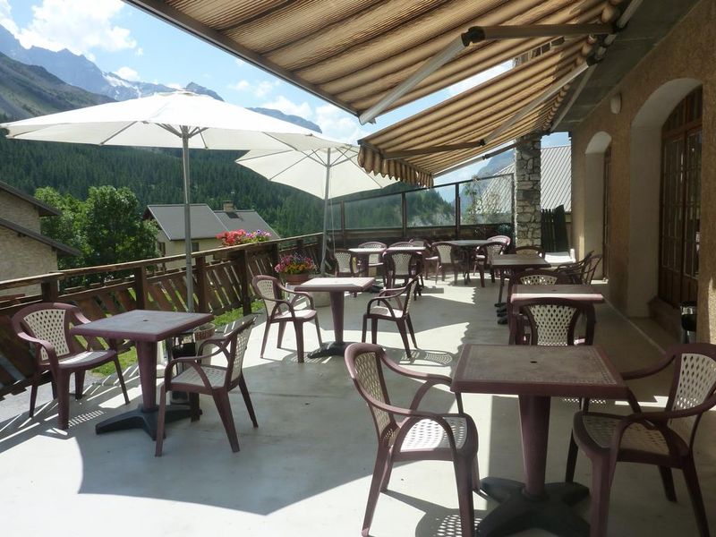 Une partie de la terrasse du restaurant - © @HôtellesAgneaux - © @HôtellesAgneaux