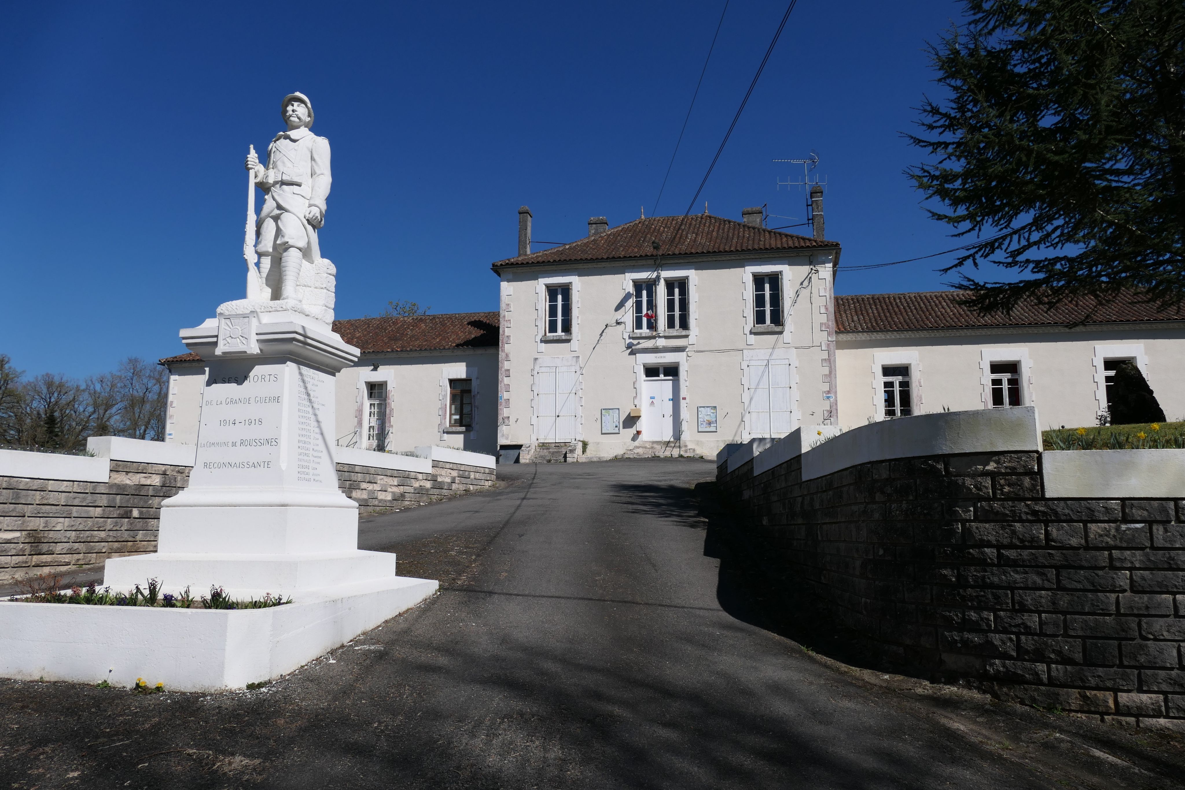 PAH - Focus Patrimoine , ROUSSINES, LA MAIRIE-ÉCOLE