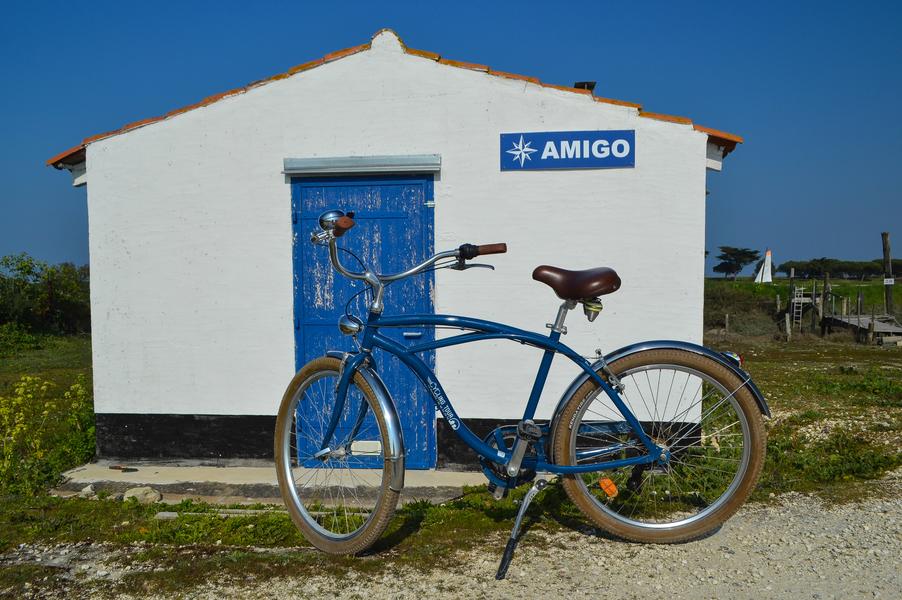 Vélo Beach Cruiser devant une petite maison