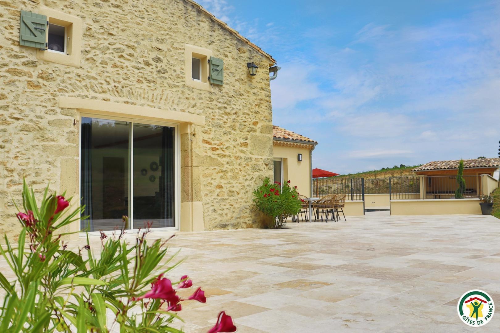 Terrasse privative avec accès piscine sécurisé