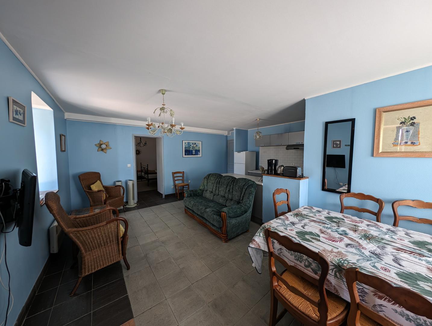 Cuisine ouverte sur séjour et salle à manger. Grande pièce agréable à vivre de 30 m².