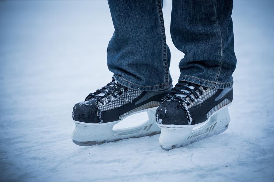 Patins à glace sur la glace