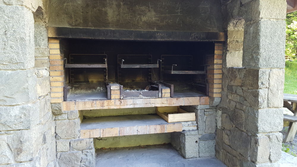 Aire de barbecue à Lormay