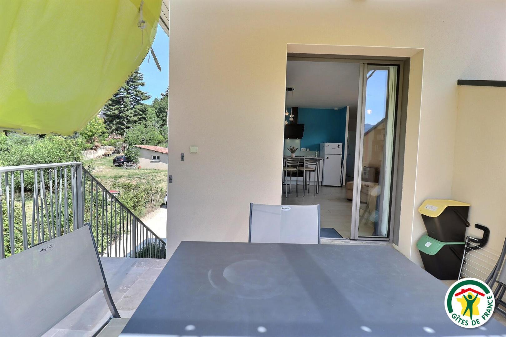 Balcon, accès par escalier et entrée du gîte
