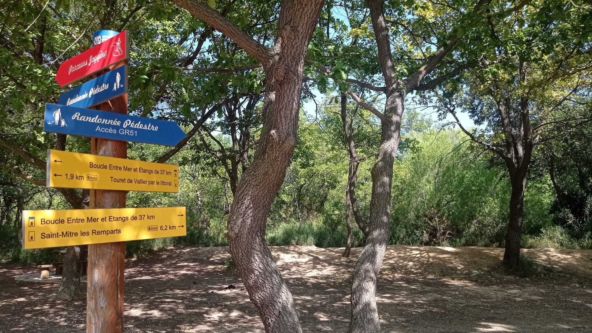 Sentier entre mer et étangs