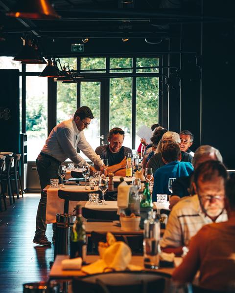 Les tables avec de la clientèle