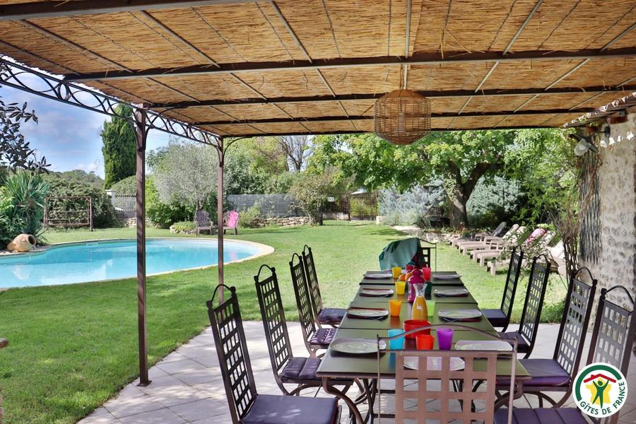 Piscine privée (15x6m, ouverte de mai à septembre selon météo), poolhouse avec terrasse couverte, évier, wc.