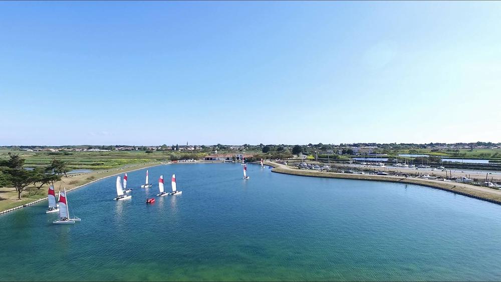 Privatisation de l'école, jeu de piste eau + terre, challenge sportif nautique, initiation par le Centre Nautique Couardais du Goisil