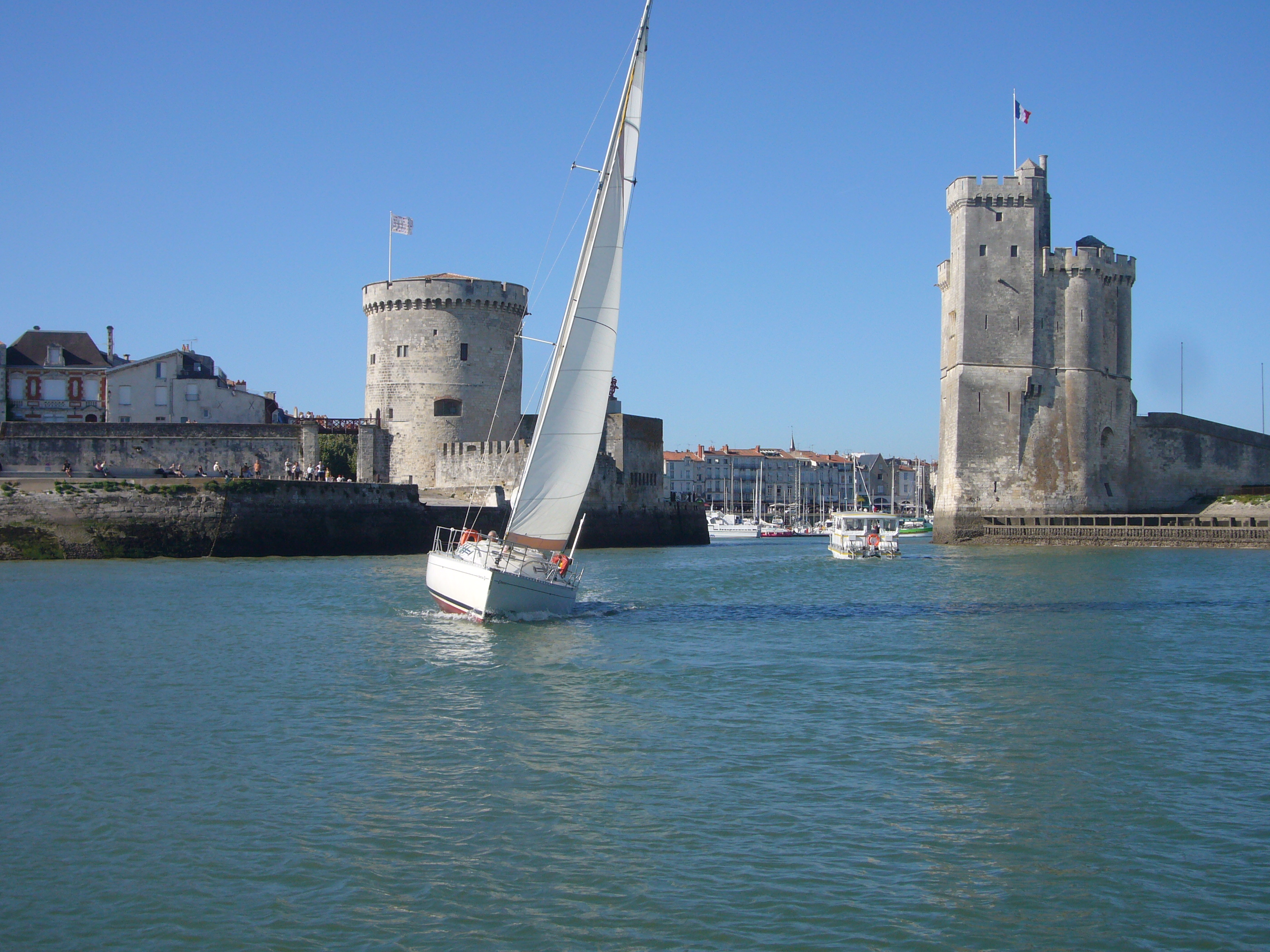 Le voilier vu de loin au milieu des Tours.