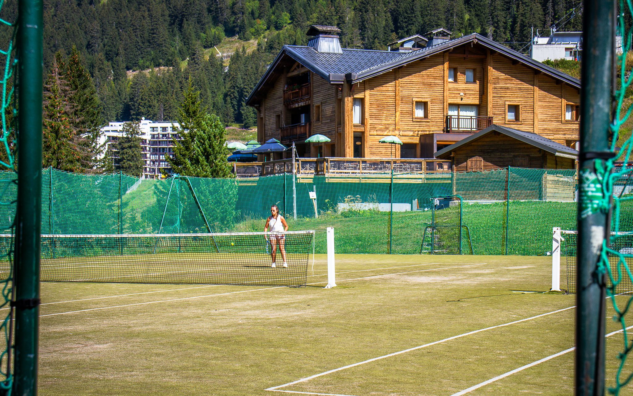 Vue rapprochée du terrain de tennis de gauche