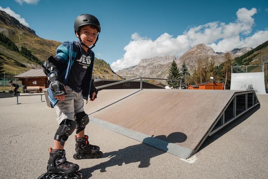 Enfants qui s'amusent sur le skate park de Val d'Isère dans la vallée du Manchet