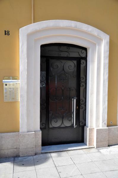 Porte d'entrée immeuble sur rue Guisol