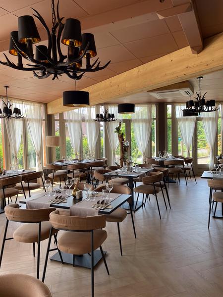 Salle de restaurant Les quatre saisons à Dullin