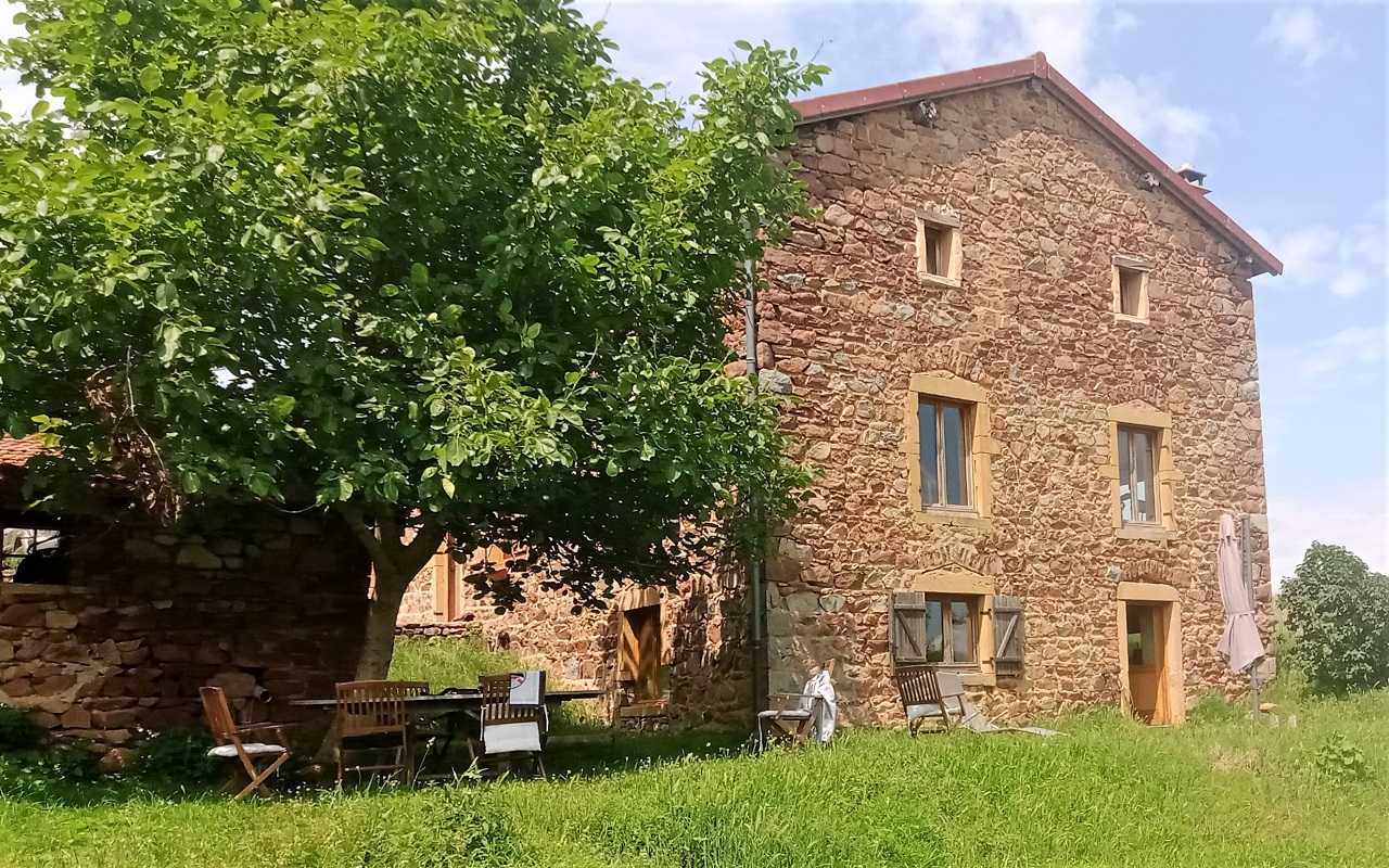 Grand Gîte 'Au Foin Tendre' à Amplepuis (Rhône - Beaujolais Vert - proximité Lac des Sapins) : la maison côté jardin.